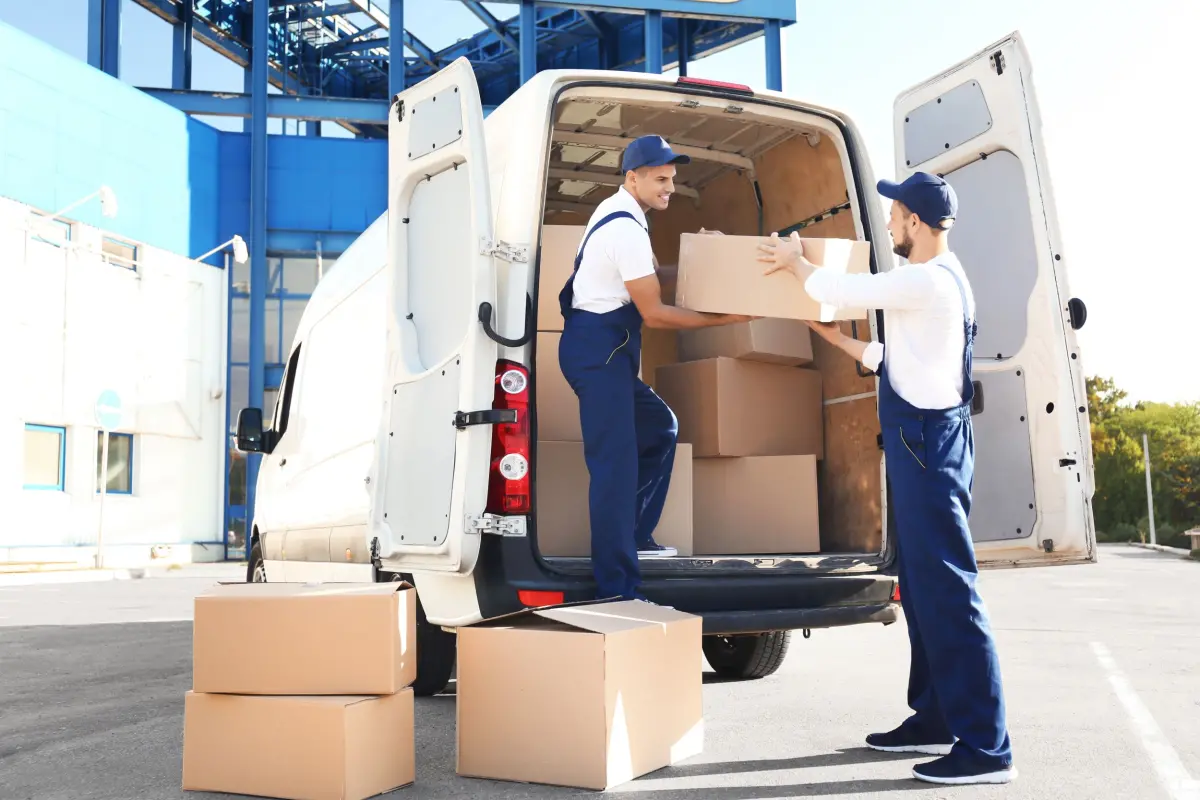 deux déménageurs remplissent un camion
