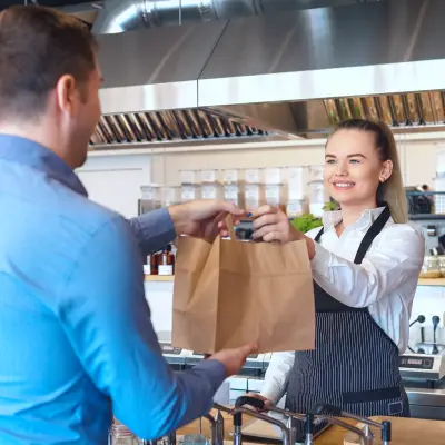 employée de restauration rapide remet sa commande au client