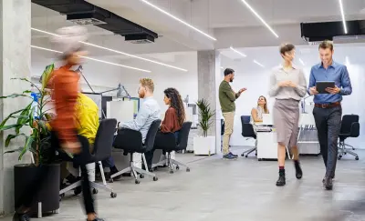 salariés qui marchent dans une entreprise