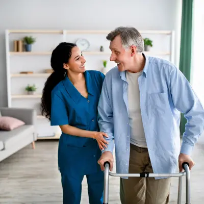 homme heureux avec un déambulateur