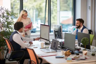 salariés souriant qui travaillent