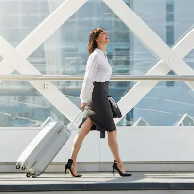 Femme d'affaire avec une valise à l'aéroport
