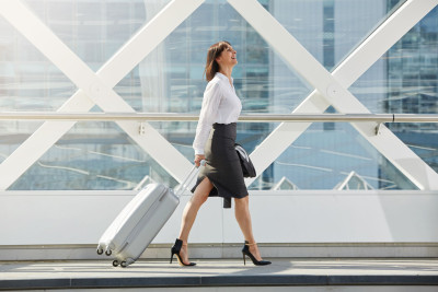 Femme d'affaire avec une valise à l'aéroport