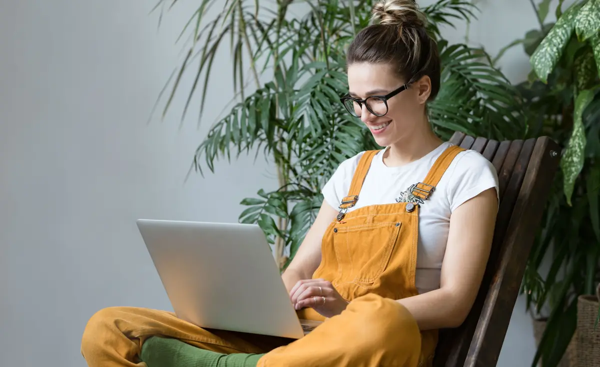 femme assise en tailleur chez elle