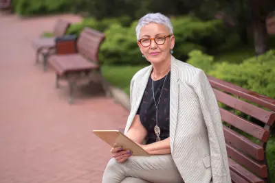 femme senior assise sur un banc