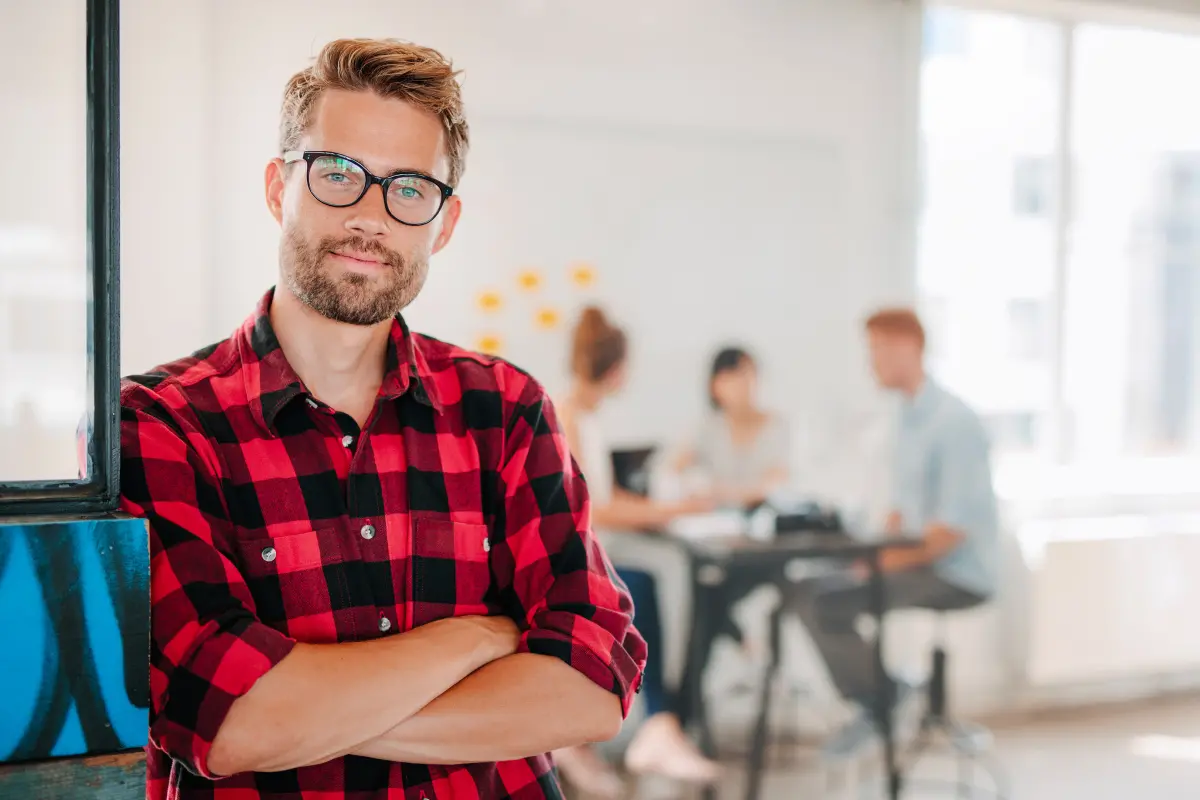 Jeune homme entrepreneur regardant l'objectif
