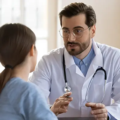 médecin avec stéthoscope parlant à une patiente