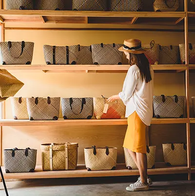Jeune femme dans un magasin de sacs
