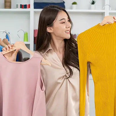 Femme dans une boutique de vêtements