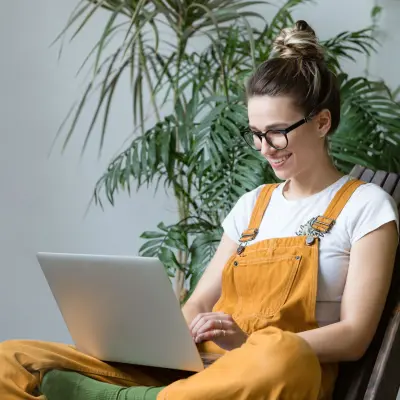 femme assise en tailleur chez elle
