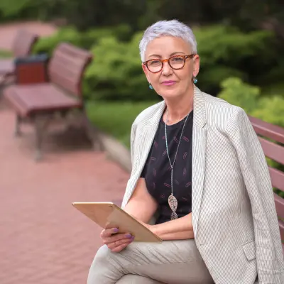 femme senior assise sur un banc